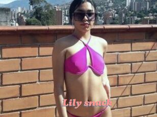 Lily_snack